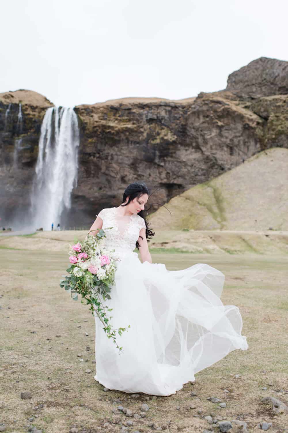 4-__hannah_leigh_llc_hannahleighphotographyicelandelopement22_low