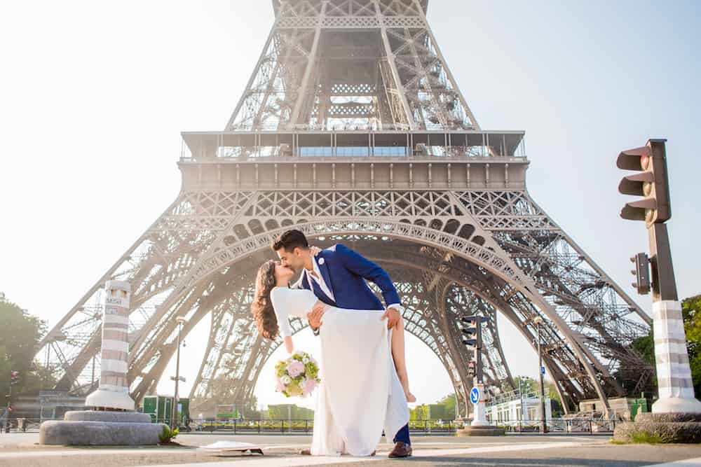 Ли париж. Свадьба у Эйфелевой башни. Свадьба на фоне Эйфелевой башни. Новобрачные на Эйфелевой башне. Свадьба с романтика Париж.