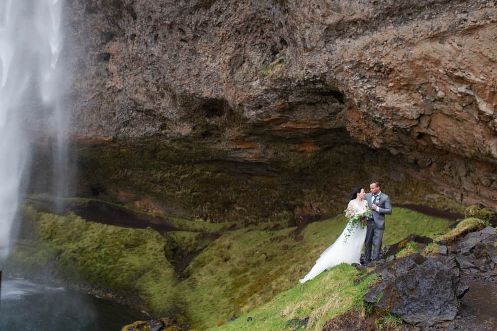 7-__hannah_leigh_llc_hannahleighphotographyicelandelopement63_low