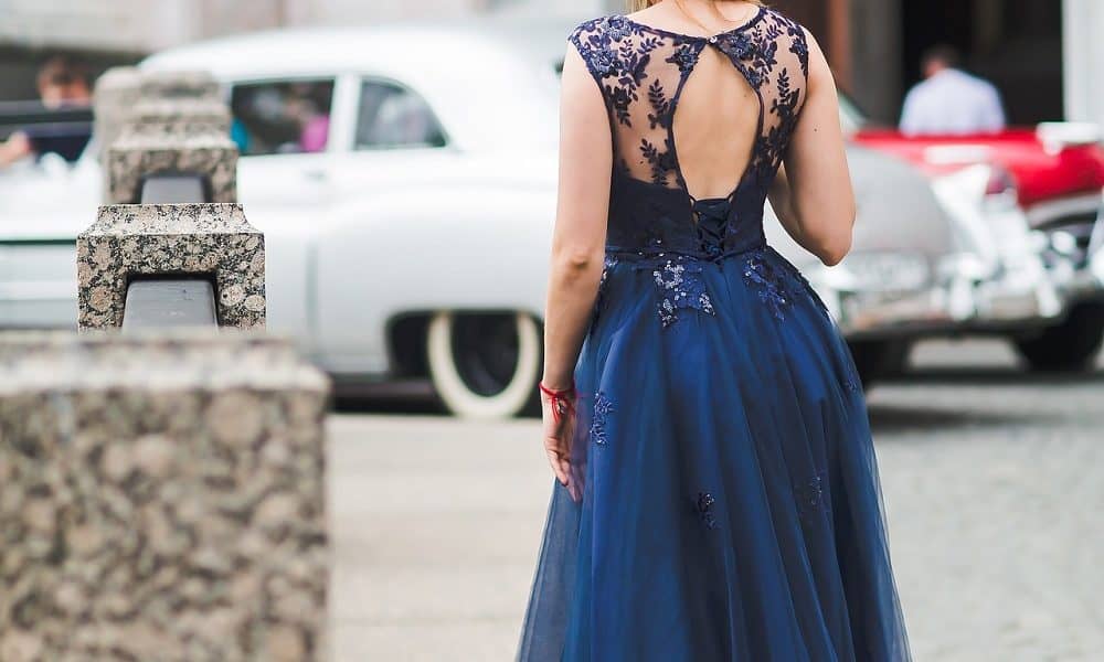 Bridesmaid dressed in a dark blue navy gown.