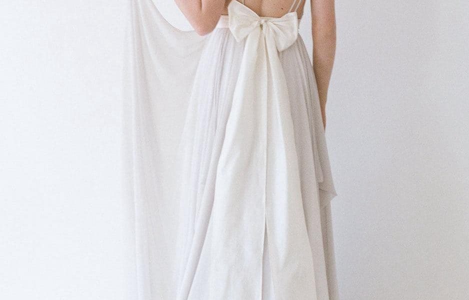 Back of V neck wedding dress