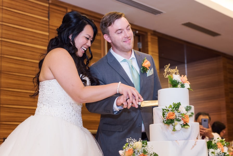 cut the wedding cake