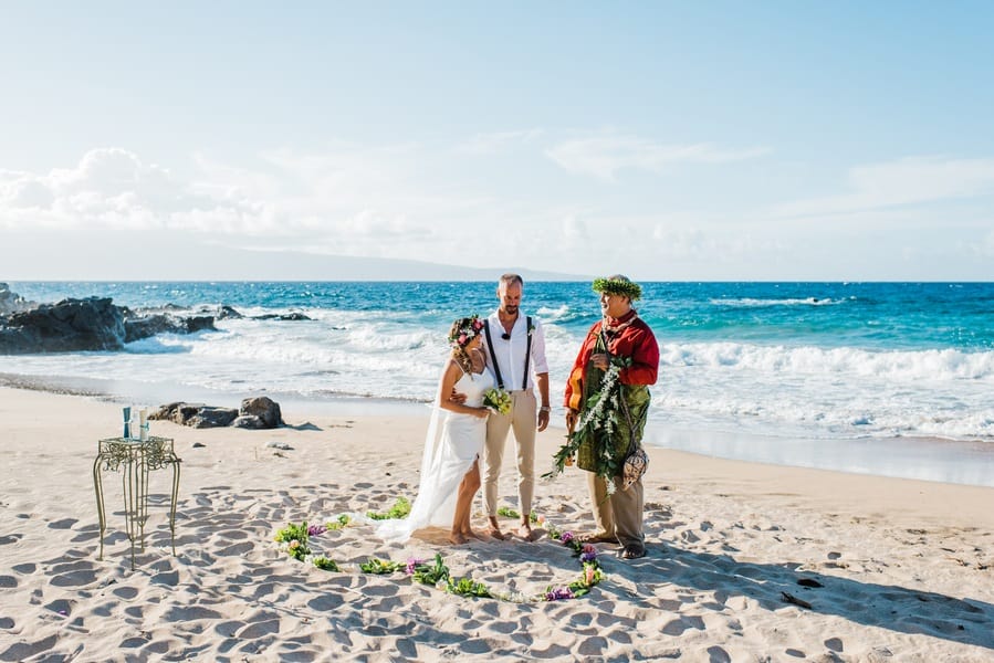 gorgeous hawaiian ceremony