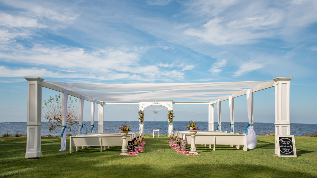 Sound-side Romantic and Classic Wedding at Neuse Breeze