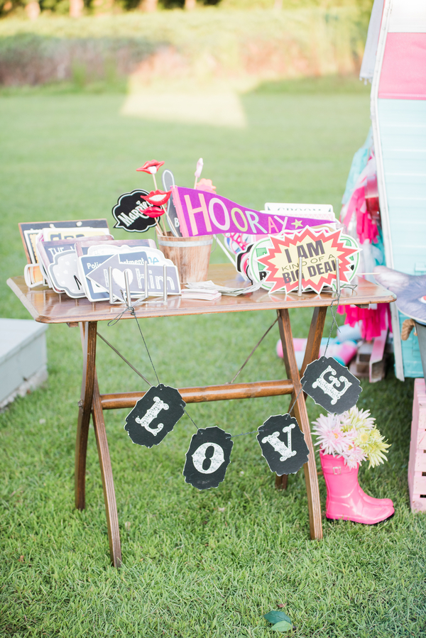 Sound-side Romantic and Classic Wedding at Neuse Breeze