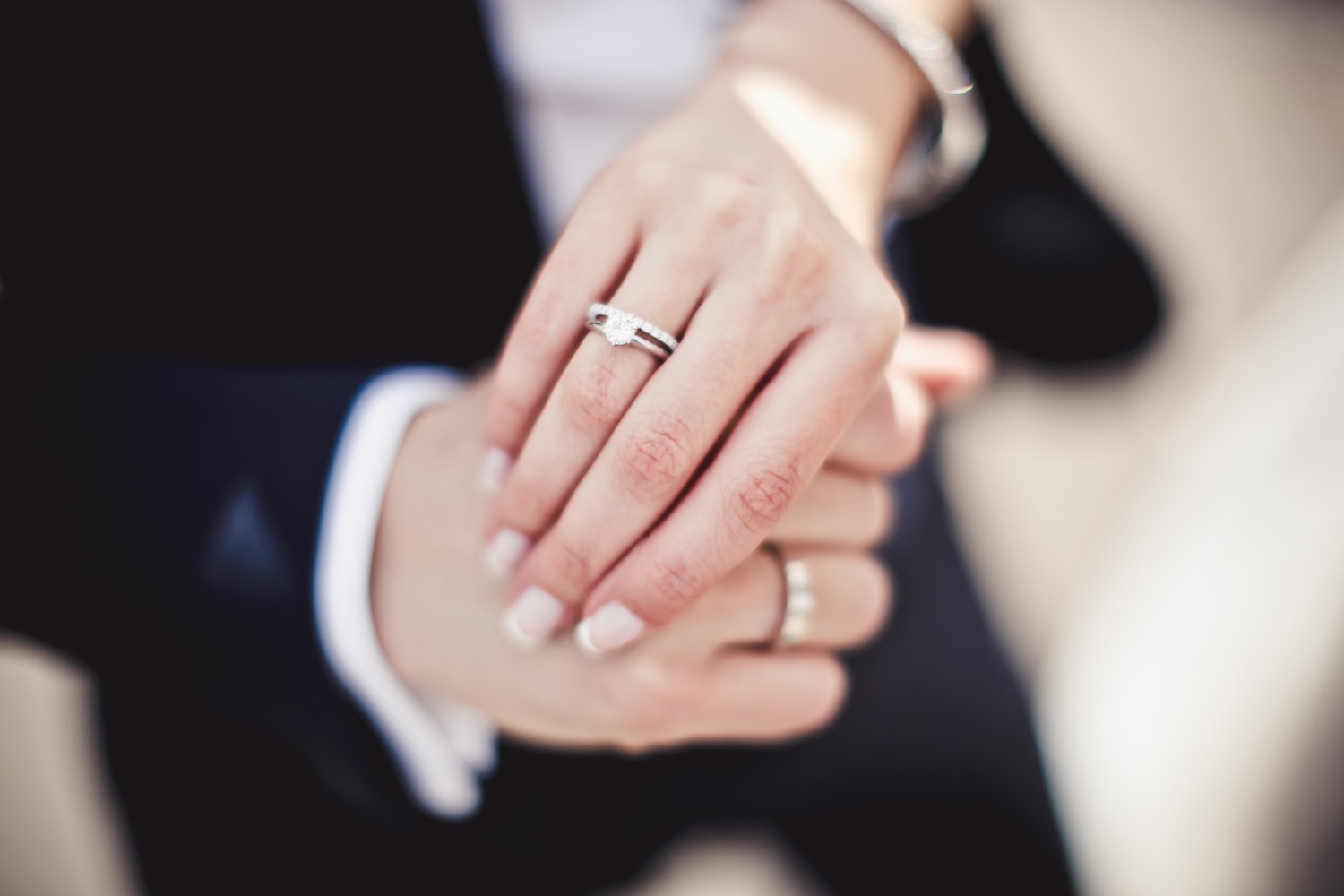 Мужская и женская рука с кольцами
